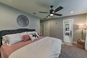Schlafzimmer mit einem Bett und einem Deckenventilator in der Unterkunft Elegant College Station Home - Walk to Texas AandM! in College Station