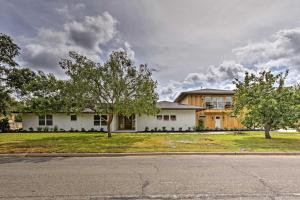 Afbeelding uit fotogalerij van Elegant College Station Home - Walk to Texas AandM! in College Station