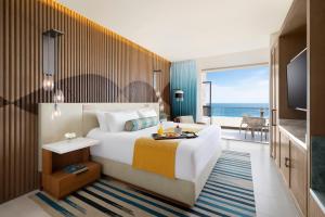 Postel nebo postele na pokoji v ubytování Hard Rock Hotel Los Cabos