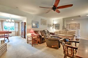 sala de estar con sofá y ventilador de techo en Annapolis Home with Deck and Whitehall Bay Access en Annapolis