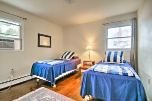 2 camas en una habitación con 2 ventanas en Annapolis Home with Deck and Whitehall Bay Access en Annapolis