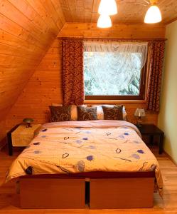 Säng eller sängar i ett rum på Dom CROCUS z ogrodem w Parku Krajobrazowym