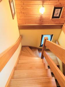 una escalera en una casa pequeña en Dom CROCUS z ogrodem w Parku Krajobrazowym, en Brenna