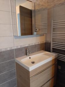 un baño con lavabo y espejo en La Maison Trésallet, en La Plagne Tarentaise 24 fotos más