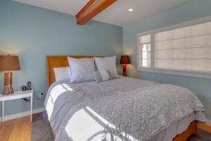 Un dormitorio con una cama con paredes azules y una ventana en Stagecoach Cabin, en Trinidad