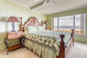 una camera con letto e vista sull'oceano di Anchors Aweigh a Ocean City