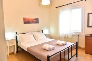 1 dormitorio con 1 cama con 2 toallas en Apartment in Koomkapi, en La Canea