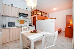 Kuchyň nebo kuchyňský kout v ubytování Apartments Anamarija