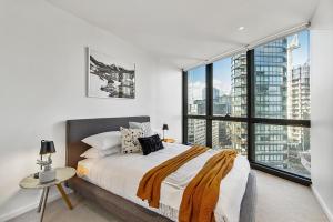 A bed or beds in a room at Modern Stylish Apartment With Waterfront Views