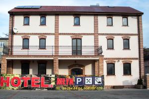 a hotel new pad sign in front of a building at Gościniec Młyn in Chodecz