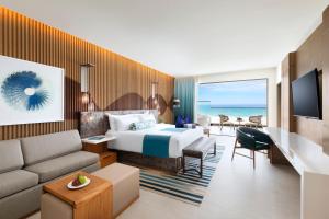 Postel nebo postele na pokoji v ubytování Hard Rock Hotel Los Cabos