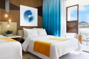 Postel nebo postele na pokoji v ubytování Hard Rock Hotel Los Cabos