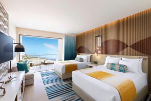 Postel nebo postele na pokoji v ubytování Hard Rock Hotel Los Cabos