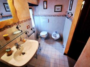 La salle de bains est pourvue d'un lavabo et de toilettes. dans l'établissement Molino di Bombi, à Castellina in Chianti