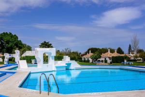 A piscina localizada em Villa Pedras d'el Rei ou nos arredores