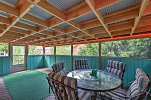 een afgeschermde veranda met een tafel en stoelen bij Cozy Middle Bass Cabin with Grill and Lagoon Access! in Put-in-Bay