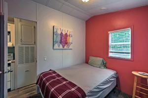 เตียงในห้องที่ Cozy Middle Bass Cabin with Grill and Lagoon Access!
