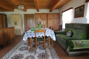 ein Wohnzimmer mit einem Tisch und einem Sofa in der Unterkunft Vodní mlýn Wesselsky in Odry