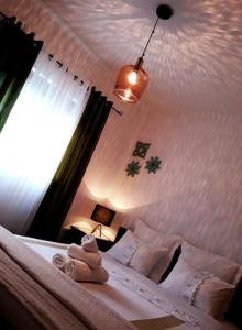 Un dormitorio con una cama con un animal de peluche encima. en Ocean View Flat, en Ponta Delgada