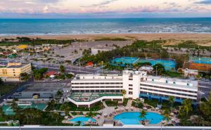 Del Mar Hotel في أراكاجو: اطلالة جوية على الفندق والشاطئ