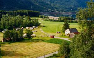 una vista aérea de una granja en un campo en Seim Camping - Røldal, en Røldal