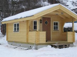 ロルダルにあるSeim Camping - Røldalの雪が積もった木造キャビン