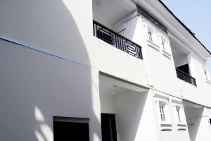 een wit gebouw met ramen aan de zijkant bij JAYBRITT LUXURY APARTMENT in Ibadan