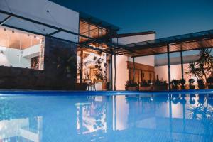 - une piscine en face d'une maison dans l'établissement Hotel Casa Iturbe, à Zitácuaro
