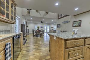 Fotografie z fotogalerie ubytování Remodeled Pittsboro Farmhouse Sitting on 220 Acres v destinaci Pittsboro