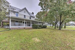 Zahrada ubytování Remodeled Pittsboro Farmhouse Sitting on 220 Acres