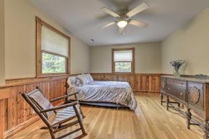Postel nebo postele na pokoji v ubytování Remodeled Pittsboro Farmhouse Sitting on 220 Acres