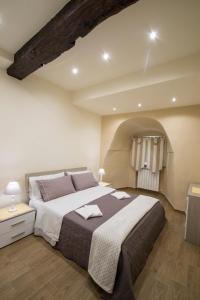 ヴィトルキアーノにあるLocazione Turistica Vicolo delle Cordonateのベッドルーム1室(大型ベッド1台、タオル2枚付)