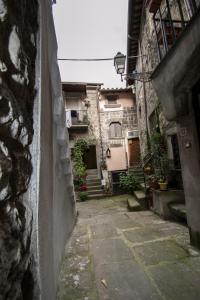 ヴィトルキアーノにあるLocazione Turistica Vicolo delle Cordonateの階段のある古い建物内の路地