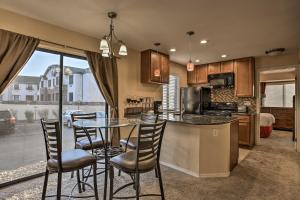 Köök või kööginurk majutusasutuses Greenwood Village Condo with Pool Access!