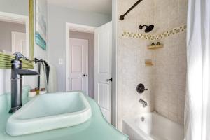 Koupelna v ubytování New Belmont Shore Retreat with free Parking Walk to Beaches + 20 fotografií