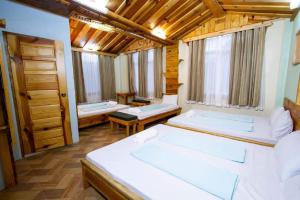 um quarto com 2 camas num quarto com tectos em madeira em Sagada Lodging Home em Sagada