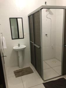 Koupelna v ubytování Kitnet 1 mobiliada no centro de Torres a 600m da Praia Grande