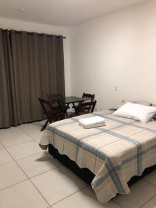 Postelja oz. postelje v sobi nastanitve Kitnet 1 mobiliada no centro de Torres a 600m da Praia Grande