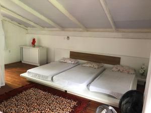 1 dormitorio con 2 camas en una habitación en Chalé Paraíso Corumbau, en Prado