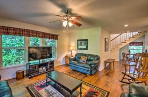 Φωτογραφία από το άλμπουμ του Serene Todd Getaway with Private Pond and Creek Views! σε Todd