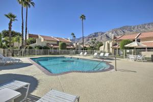 Πισίνα στο ή κοντά στο Condo with Mountain Views-3mi to DT Palm Springs