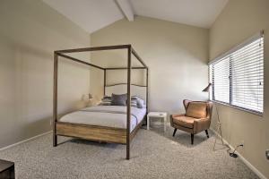 Ένα ή περισσότερα κρεβάτια σε δωμάτιο στο Condo with Mountain Views-3mi to DT Palm Springs +16 φωτογραφίες