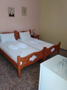 パティティリにあるRooms Apostolisのベッドルーム1室(ツインベッド2台、白いシーツ付)