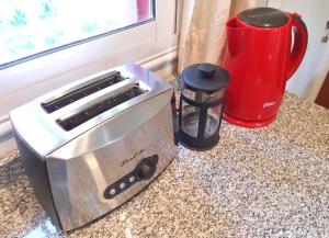 a toaster sitting on a counter next to a coffee maker at Departamento Encantador monoambiente Domaine Laborde I in Mendoza