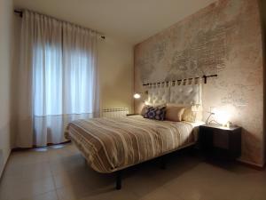 Un dormitorio con una cama grande y una ventana en Lo Peressall Blau, en Tremp