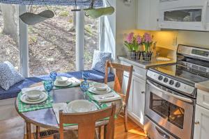 - une cuisine avec une table, des chaises et une cuisinière dans l'établissement Dainty New Preston Cottage with Dock and Lake Views!, à New Preston
