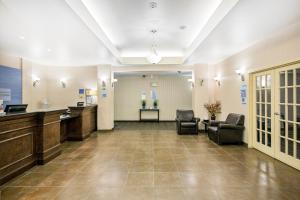 Ramada by Wyndham Prince Albert في برينس ألبرت: لوبي مستشفى فيه كرسيين وغرفة انتظار