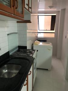 Una cocina o zona de cocina en Apartamento na praia, quadra do mar