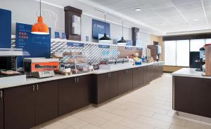 Kuchyň nebo kuchyňský kout v ubytování Holiday Inn Express & Suites Midland Loop 250 by IHG