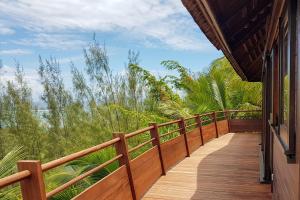 uma passagem de madeira com vista para a floresta em Villa Tea Tea em Papetoai